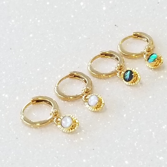 Small charm gold huggie hoop earrings - Picture 3 of 7